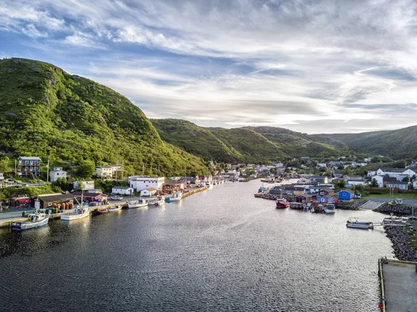 Encantador puerto pequeño con colinas verdes y arquitectura de madera , — Foto de Stock