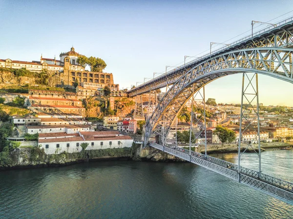 Ponte in acciaio di Gustave Eiffel che collega Porto con Gaia, Portug — Foto Stock