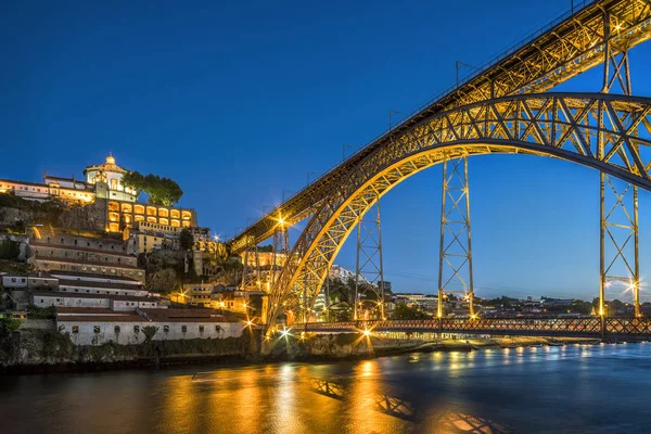 Ponte in acciaio di Gustave Eiffel che collega Porto con Gaia, Portug — Foto Stock