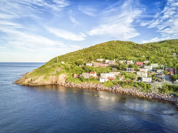 Małe, drewniane domy w pagórkowaty drobnych Canad Harbour, Nowa Fundlandia, — Zdjęcie stockowe