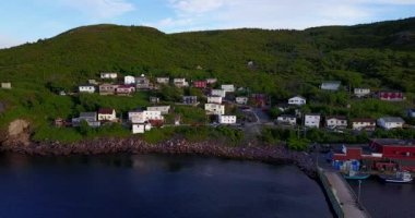 Güzel küçük liman ile iki piers sırasında yaz günbatımı, Newfoundland, Canada
