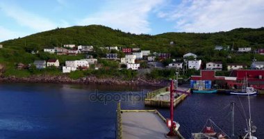 Güzel küçük liman ile iki piers sırasında yaz günbatımı, Newfoundland, Canada