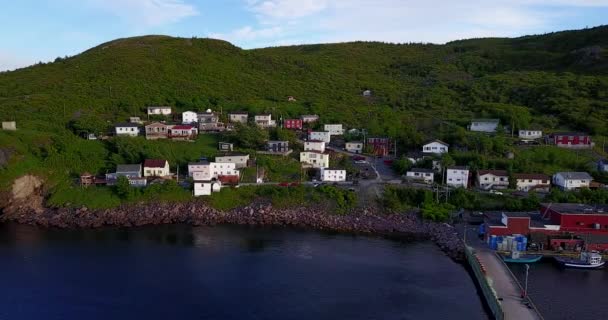 夏の夕日、ニューファンドランド、カナダ中に 2 つの桟橋と美しい小口港 — ストック動画