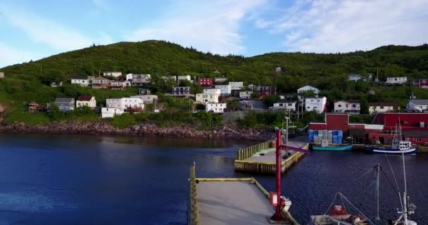 Krásné drobné přístav s dvěma pilíři během letní západ slunce, Newfoundland, Kanada — Stock video