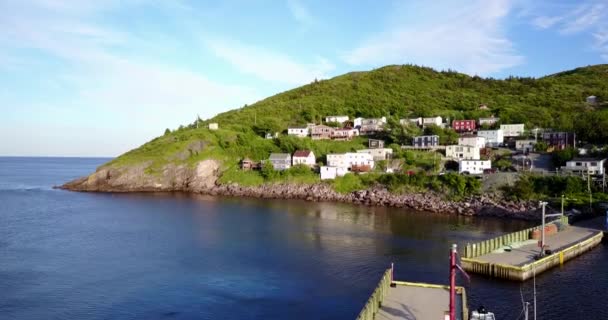 Vackra Petty Harbour halvön under sommar solnedgång, Newfoundland, Kanada — Stockvideo