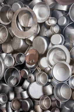 Tencere ve Schindler'in fabrika Düriye içinde üretilen bardaklar emaylanmış