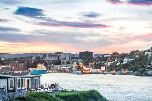St John's manzarası ile ahşap ev ve veranda, Newfoundland,