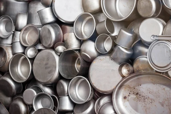 Pots et tasses émaillés fabriqués dans Schindler's Factory duri — Photo