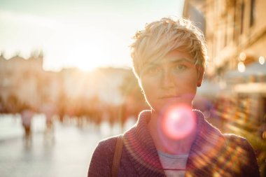 Ciddi ve olumlu kameraya arayan kadın