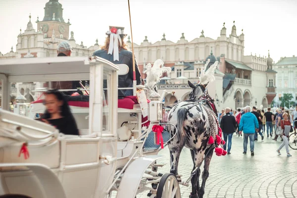 Vit vagn med turist på torget i Krakow, Polen — Stockfoto