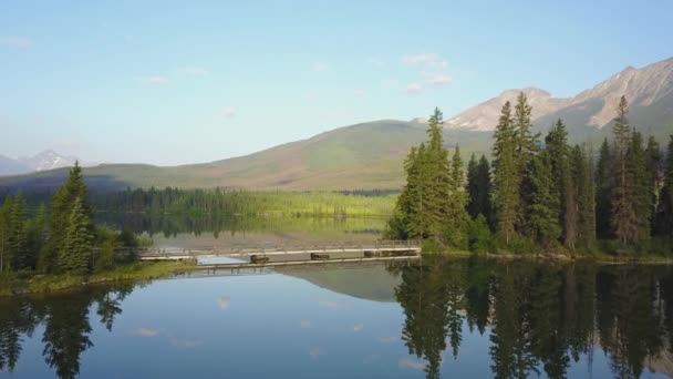 Uçan üzerinde piramit Gölü, Alberta, Kanada — Stok video