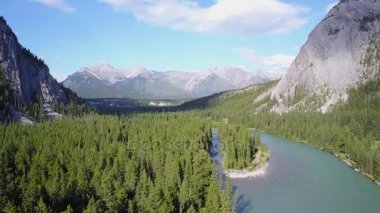Banff Ulusal Parkı, Kanada Rocky Dağları dağlar arasında Bow Nehri