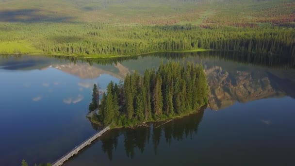 ピラミッド湖、アルバータ州、カナダ上空 — ストック動画