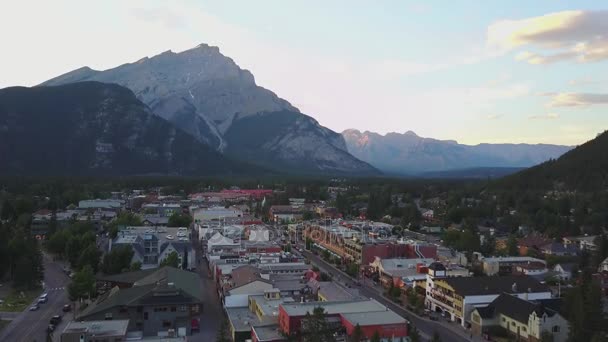 A légi felvétel a hegyvidéki Banff, Alberta, Kanada — Stock videók