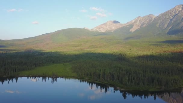 Latające nad jeziorem piramidy, Alberta, Kanada — Wideo stockowe