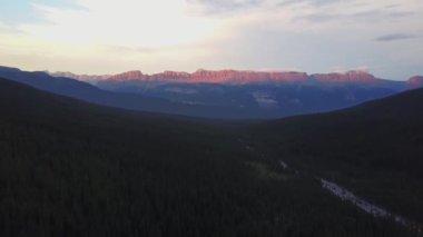 Günbatımı buzultaş Creek, Banff National Park, Amerika Birleşik Devletleri Vadisi üzerinde