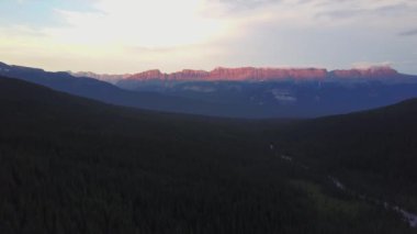 Günbatımı buzultaş Creek, Banff National Park, Amerika Birleşik Devletleri Vadisi üzerinde