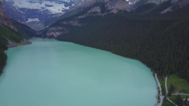 Over Lake Louise in het Nationaal Park Banff, Alberta, Canada — Stockvideo