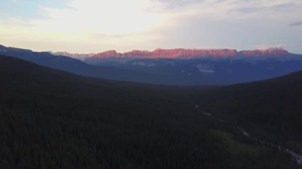 Ηλιοβασίλεμα πάνω από την κοιλάδα με ρυάκι Moraine, Εθνικό Πάρκο Μπανφ, Καναδάς — Αρχείο Βίντεο