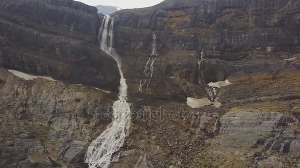 Majestic Bow Glacier Falls, Национальный парк Банф, Канада — стоковое видео