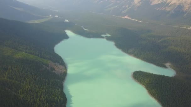 Вид с воздуха на озеро Пейто, Национальный парк Банф, Канада — стоковое видео
