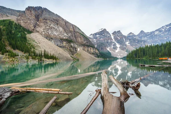 Hermoso lago Moraine, Parque Nacional Banff, Alberta, Canadá — Foto de Stock
