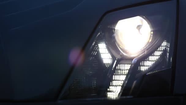 Bekapcsolása és kikapcsolása első fény egy autó — Stock videók