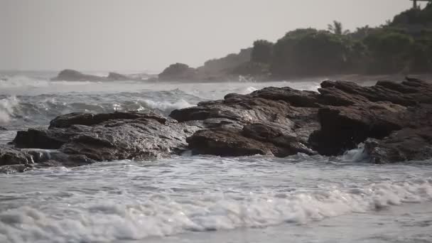 아크라가 나에서 바위 바다 해안선 — 비디오