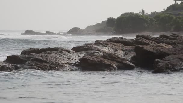 Ωκεανό βραχώδη ακτογραμμή στην Άκκρα, Γκάνα — Αρχείο Βίντεο