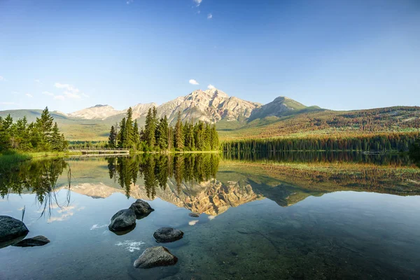 Піраміда озеро при сходом сонця, Альберта, Канада — стокове фото