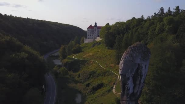 Burg Pieskowa skala in wunderschöner Umgebung, Krakau, Polen — Stockvideo