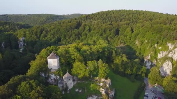 Красивый замок на холме в Ойкове, Польша — стоковое видео