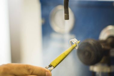 Değerli elmas yüzük temizlik