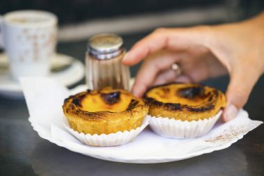 Tipik Portekizce pasta - Pastel de Nata kapma el.