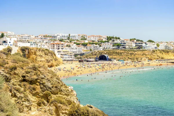 Lidé se těší oceán a pláž v Albufeira, Portugalsko — Stock fotografie