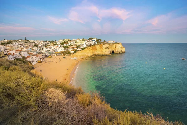 Krásné pláže a útesy v Carvoeiro, Portugalsku — Stock fotografie
