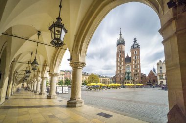 Krakow, P pazar meydanında Cloth Hall ve St Mary's Basilica