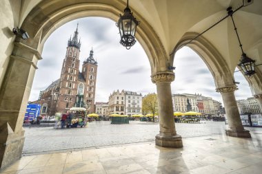 Krakow, P pazar meydanında Cloth Hall ve St Mary's Basilica