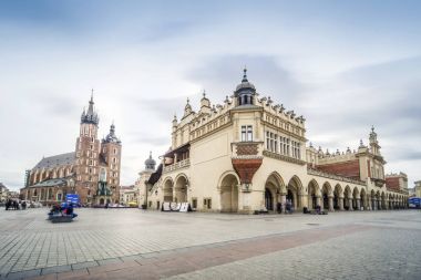 Krakow, P pazar meydanında Cloth Hall ve St Mary's Basilica