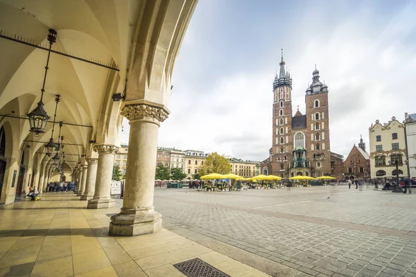 Krakow, P pazar meydanında Cloth Hall ve St Mary's Basilica — Stok fotoğraf