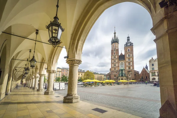 Krakow, P pazar meydanında Cloth Hall ve St Mary's Basilica — Stok fotoğraf