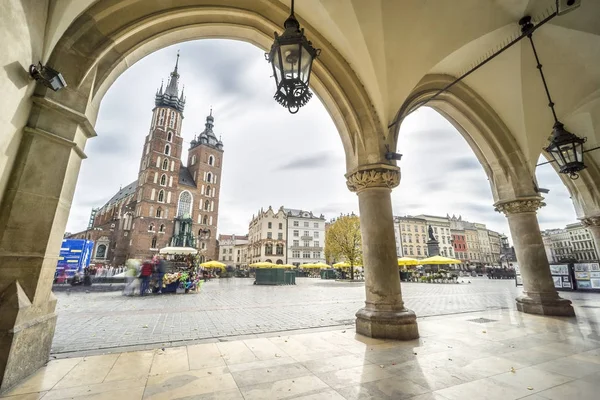 Krakow, P pazar meydanında Cloth Hall ve St Mary's Basilica — Stok fotoğraf