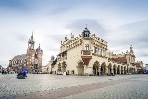 Cloth Hall και St. Mary Βασιλικής στην πλατεία της αγοράς στην Κρακοβία, P — Φωτογραφία Αρχείου