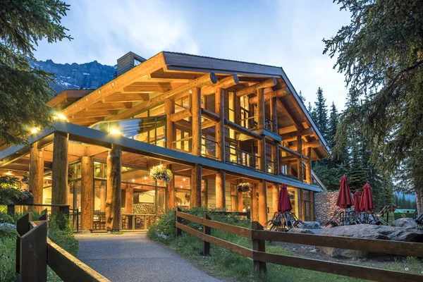 Luxurious log house in the mountains — Stock Photo, Image