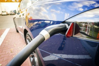 Modern elektrikli araç şarj istasyonu takılı.