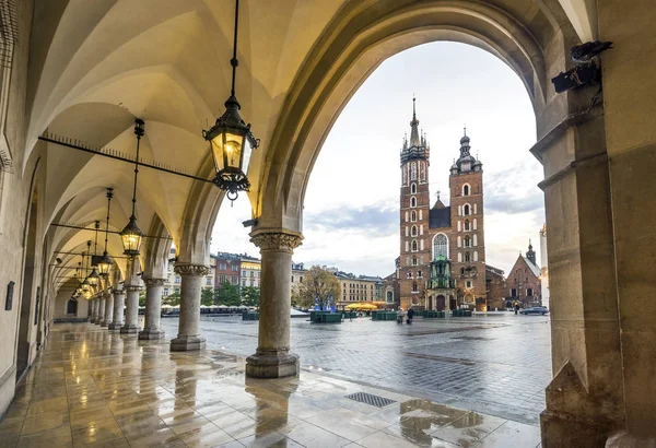 Krakow, P pazar meydanında Cloth Hall ve St Mary's Basilica — Stok fotoğraf