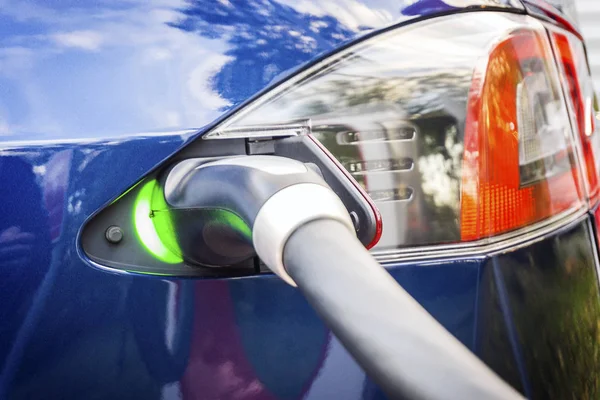 Moderne elektrische auto die zijn aangesloten op het laadstation. — Stockfoto