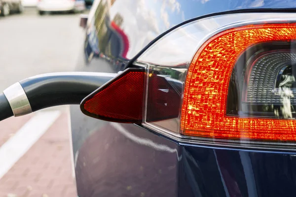 Moderní elektrické auto připojené k nabíjecí stanice. — Stock fotografie