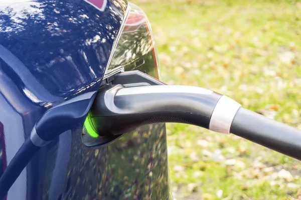 Moderno coche eléctrico conectado a la estación de carga . —  Fotos de Stock