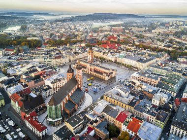 Güzel tarihi Pazar Meydanı, gündoğumu, Krakow, Polonya